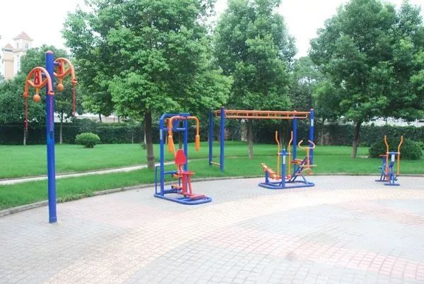 老年朋友請留意 小區健身器使用需謹慎，科學鍛煉保健康